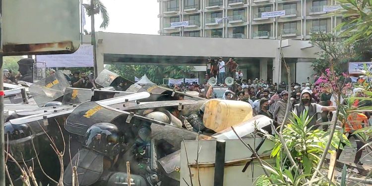 Pengosongan Lahan Eks Hotel Sultan Senayan Berlangsung Ricuh