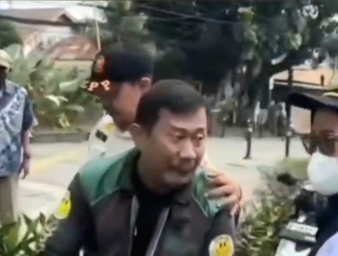Motor Diangkut,Driver Ojol Memohon Pada Petugas