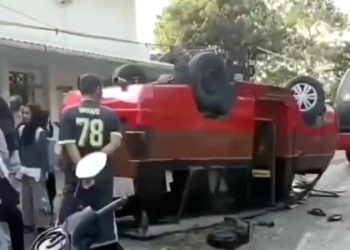 Sopir Ugal-ugalan,Angkot Bawa Siswa SMP Terguling di Jatinangor