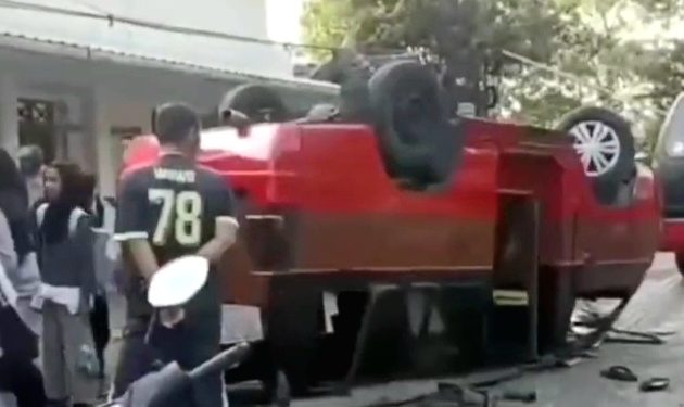 Sopir Ugal-ugalan,Angkot Bawa Siswa SMP Terguling di Jatinangor
