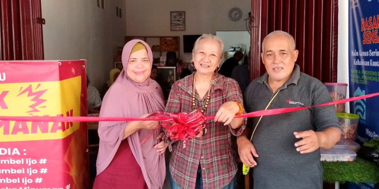 Yatti Surachman Resmikan Kedai Seblak dan Ayam Penyet Gacorr di Cipayung, Apresiasi Cita Rasa Kuliner Lokal
