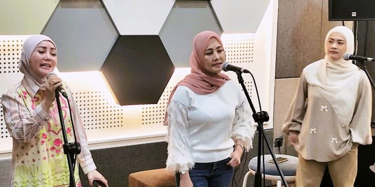 Langkah Awal Menuju Live In Concert,3 Kembang Latihan Perdana
