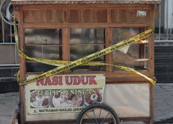 Pemprov DKI Ganti Gerobak Pedagang Nasi Uduk Yang Hancur Pasca Bentrokan di Matraman