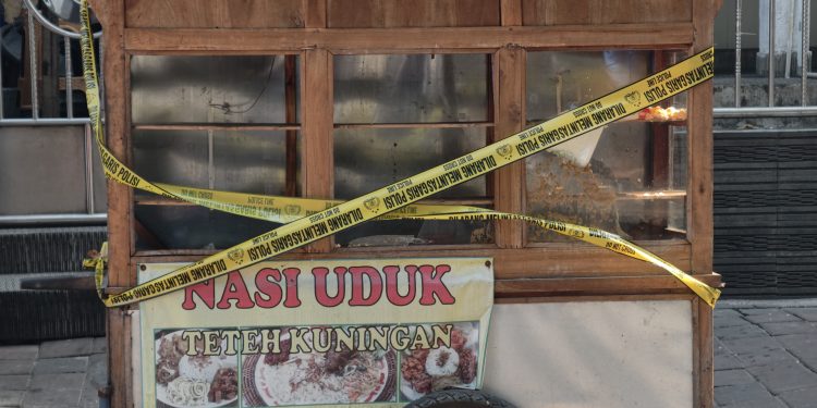 Pemprov DKI Ganti Gerobak Pedagang Nasi Uduk Yang Hancur Pasca Bentrokan di Matraman