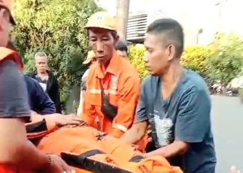 Diduga Mengantuk,Mobil Serempet Petugas PPSU Duren Sawit