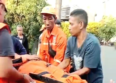 Diduga Mengantuk,Mobil Serempet Petugas PPSU Duren Sawit