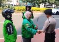 Hari Bhayangkara ke 80,Pengemudi Ojek Online Beri Bunga Kepada Polisi