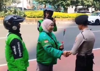 Hari Bhayangkara ke 80,Pengemudi Ojek Online Beri Bunga Kepada Polisi