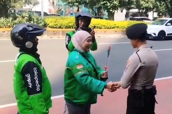 Hari Bhayangkara ke 80,Pengemudi Ojek Online Beri Bunga Kepada Polisi