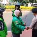Hari Bhayangkara ke 80,Pengemudi Ojek Online Beri Bunga Kepada Polisi