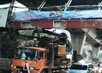 Truk Angkut Crane Tersangkut di JPO Tendean