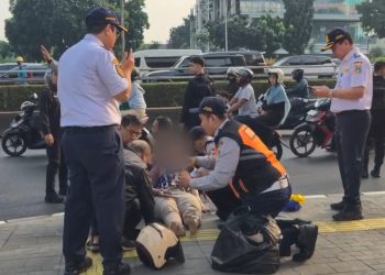 Dishub Jakarta Selatan dan Korlantas Polri Bantu Evakuasi Korban Kecelakaan