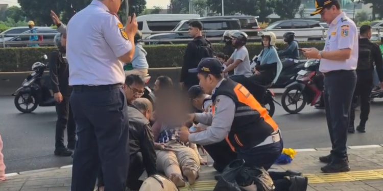 Dishub Jakarta Selatan dan Korlantas Polri Bantu Evakuasi Korban Kecelakaan