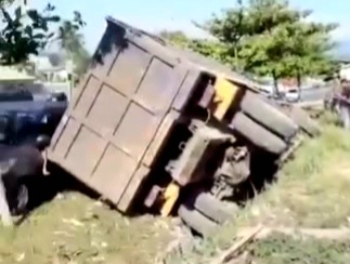 Hindari Motor,Sebuah Truk Justru Tubruk Motor Lain dan Mobil di Sukabumi