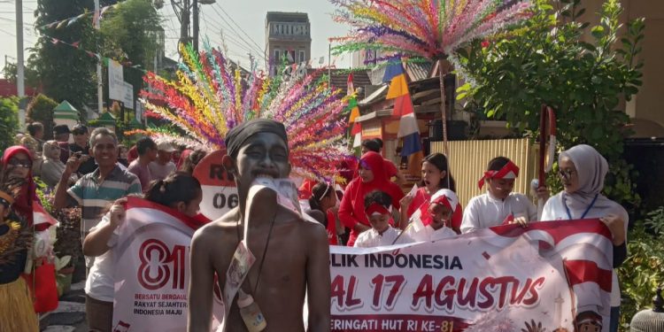 Tutup Perayaan HUT RI ke 81,Warga RW 06 Manggarai Selatan Gelar Karnaval
