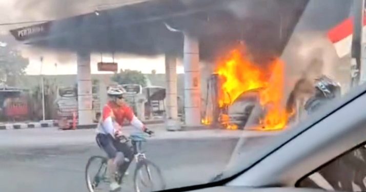 Korsleting Listrik,Angkot Alami Kebakaran di SPBU