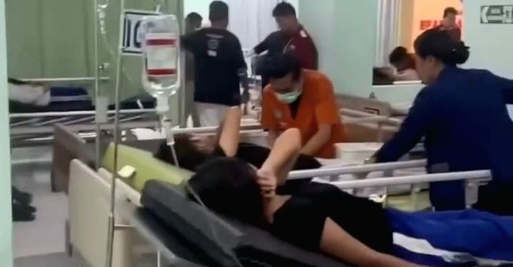 Diduga Keracunan MBG,Ratusan Siswa Dari 2 Sekolah di Berastagi di Evakuasi ke RS