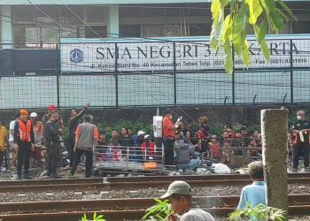 Pria Paruh Baya Tewas Tertemper Commuterline di Perlintasan Tak Sebidang SMA 37