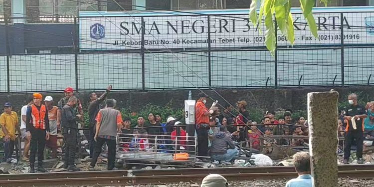 Pria Paruh Baya Tewas Tertemper Commuterline di Perlintasan Tak Sebidang SMA 37