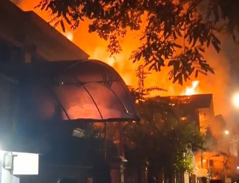 Kebakaran Landa Rumah Kost di Tebet,4 Penghuni Kost Jadi Korban