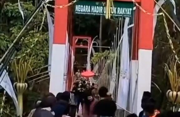 Baru Diresmikan,Jembatan Gantung di Pangandaran Ambruk