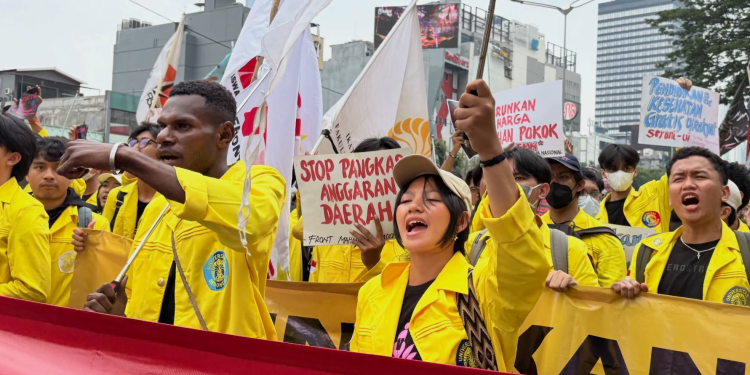 Gelar Aksi di Bundaran HI,Massa Mahasiswa Tertahan di Sudirman